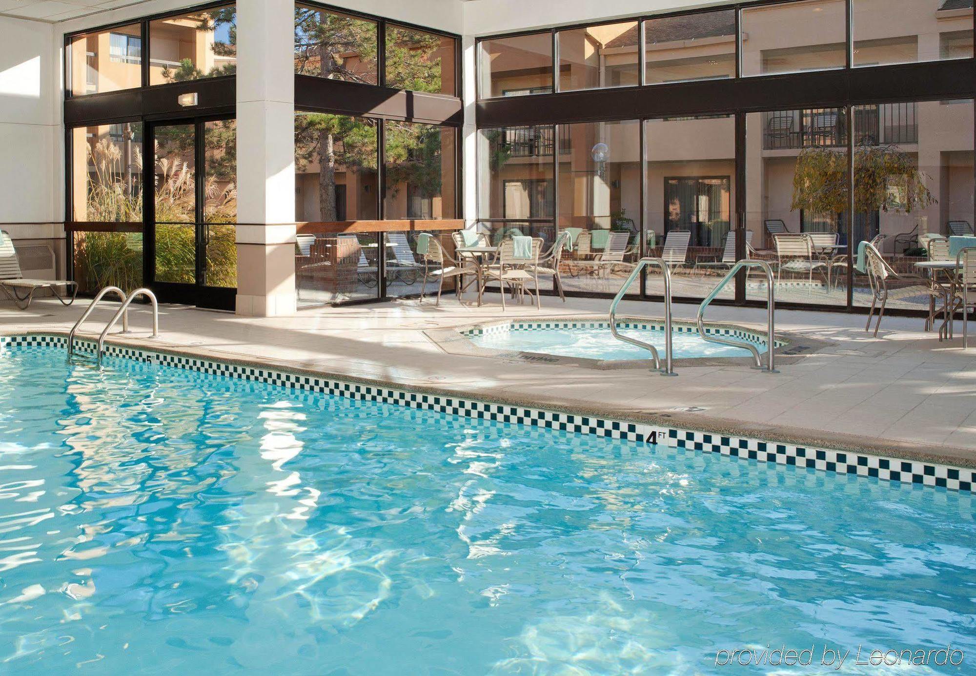 Courtyard By Marriott Detroit Warren Hotel Bagian luar foto