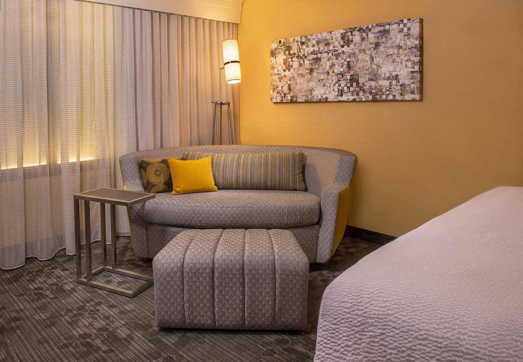 Courtyard By Marriott Detroit Warren Hotel Bagian luar foto