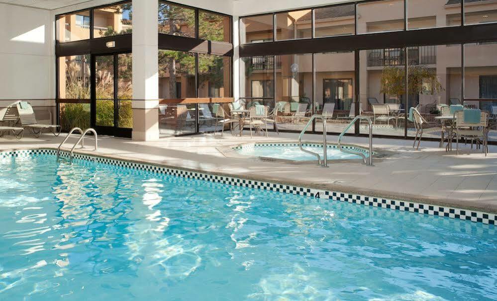 Courtyard By Marriott Detroit Warren Hotel Bagian luar foto